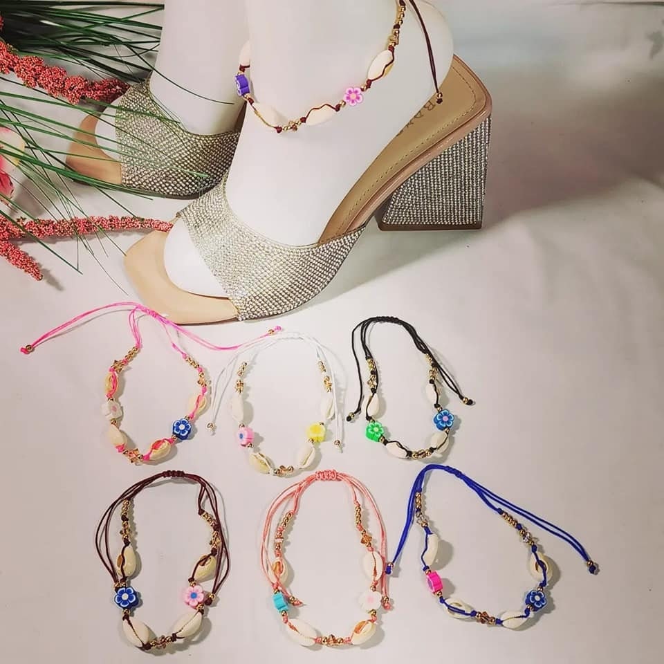 Adjustable Beaded with Seashells and Rubber Flowers Anklet